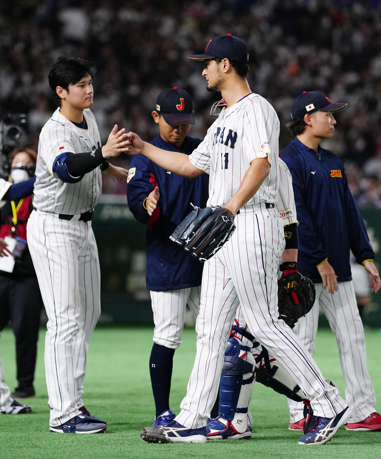 日本対イタリア　8回表終了後、大谷（左）とタッチを交わすダルビッシュ（撮影・江口和貴）
