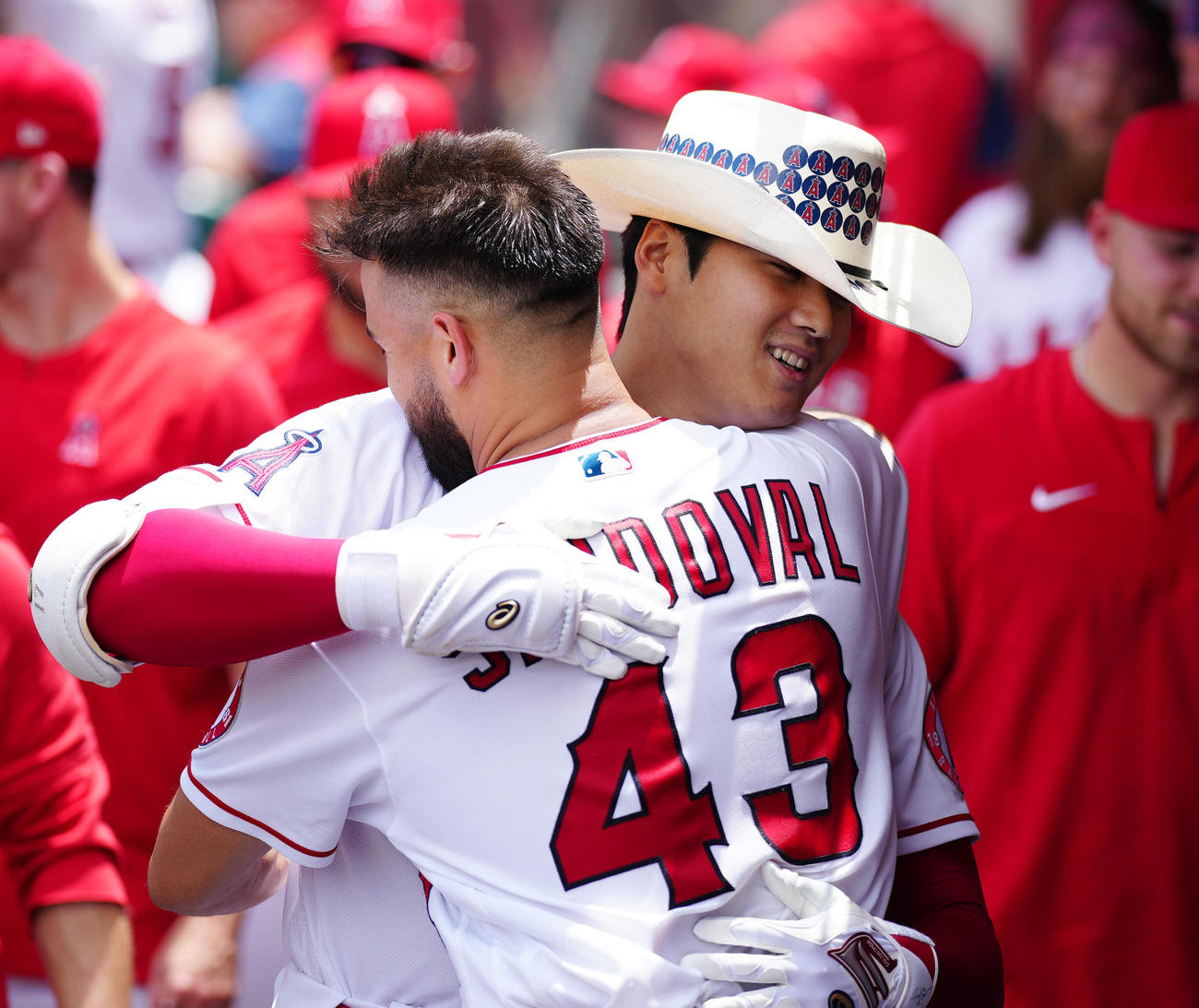 22年5月ブルージェイズ戦で先制ソロ本塁打を放った大谷翔平は先発サンドバル（手前）と抱き合う