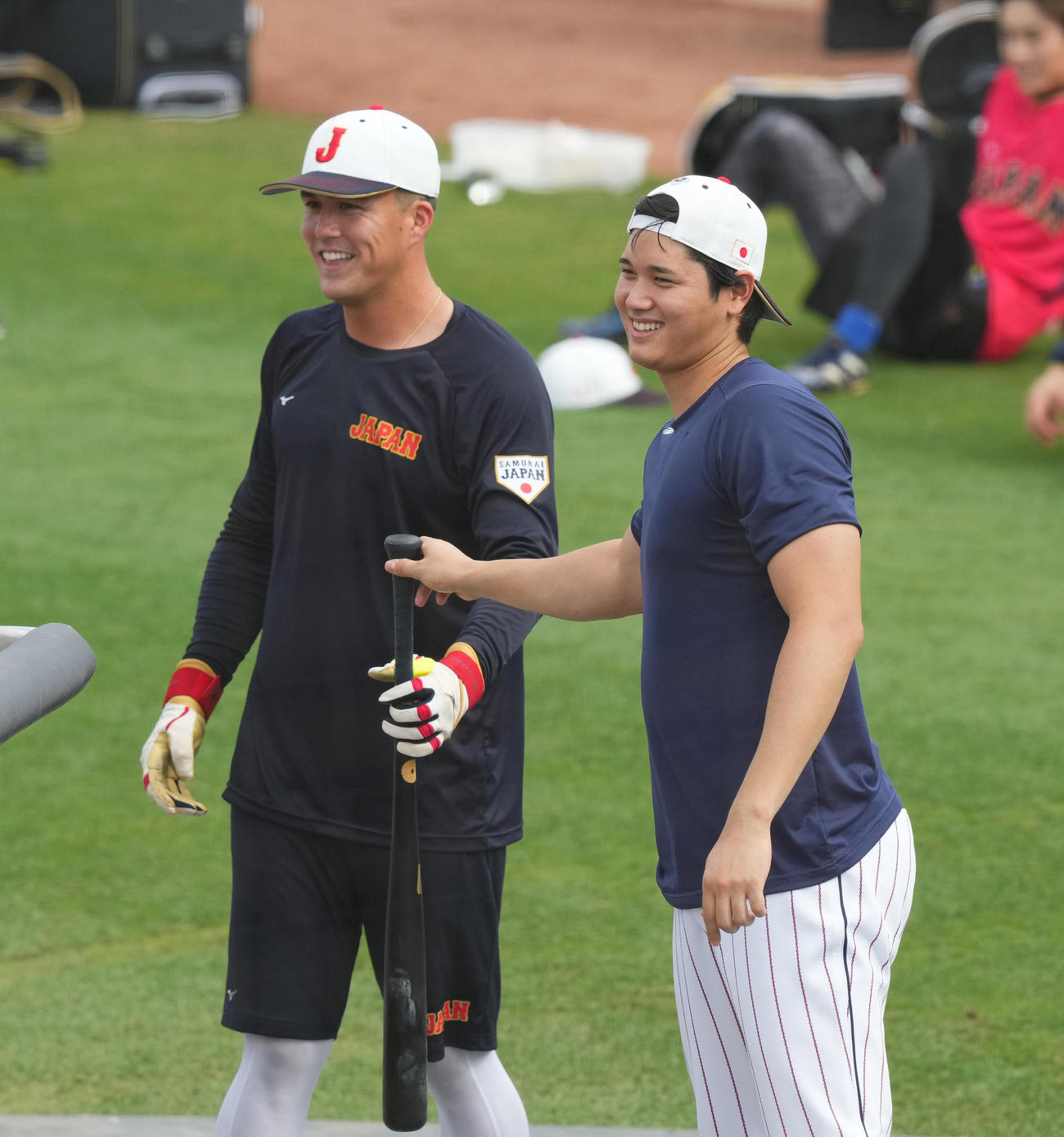 練習中に笑顔で話す大谷（右）とヌートバー（撮影・菅敏）