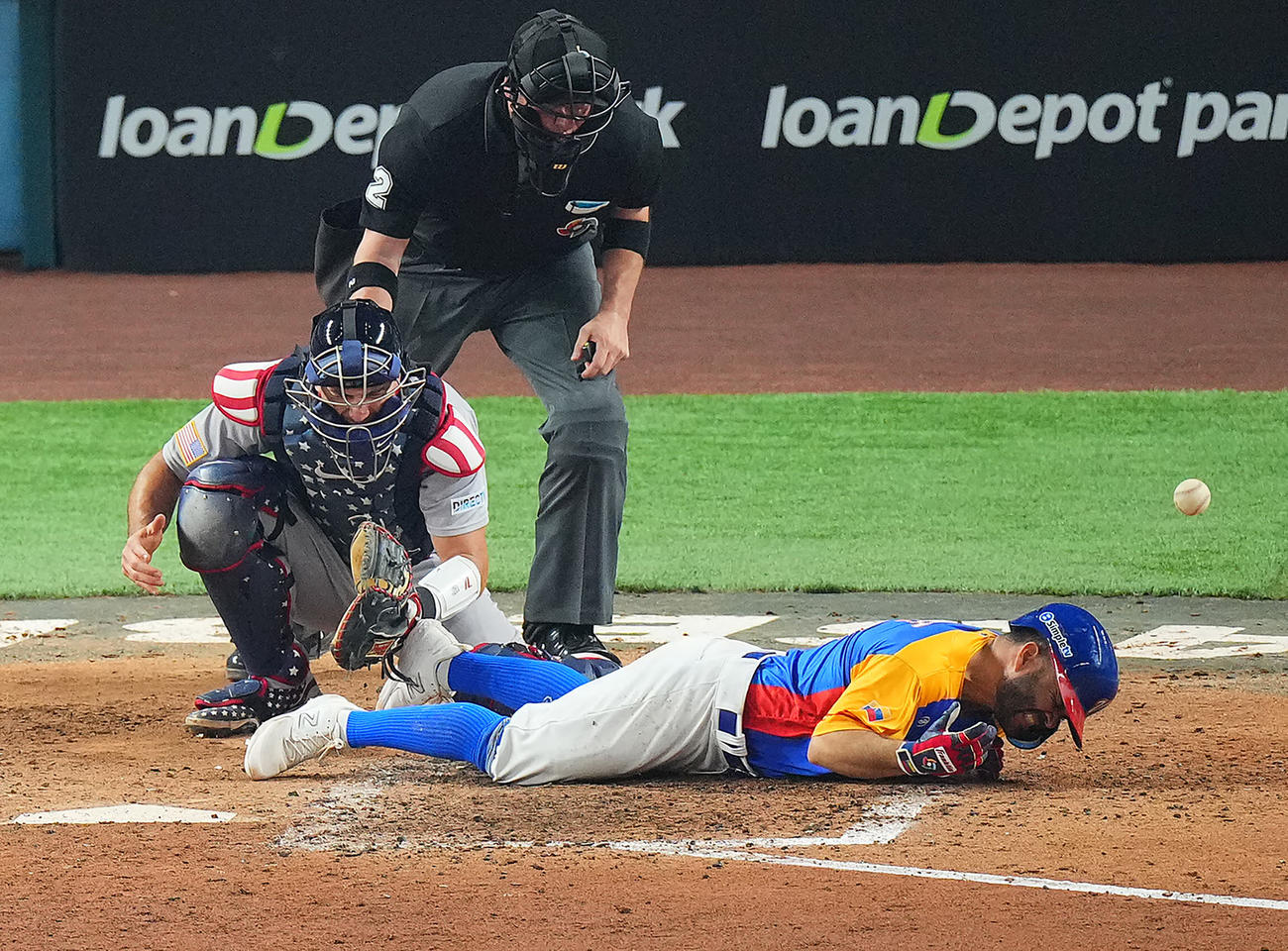 ベネズエラ対米国　5回裏ベネズエラ無死一、二塁、死球を受けるアルテゥーベ。投手バード（撮影・垰建太）