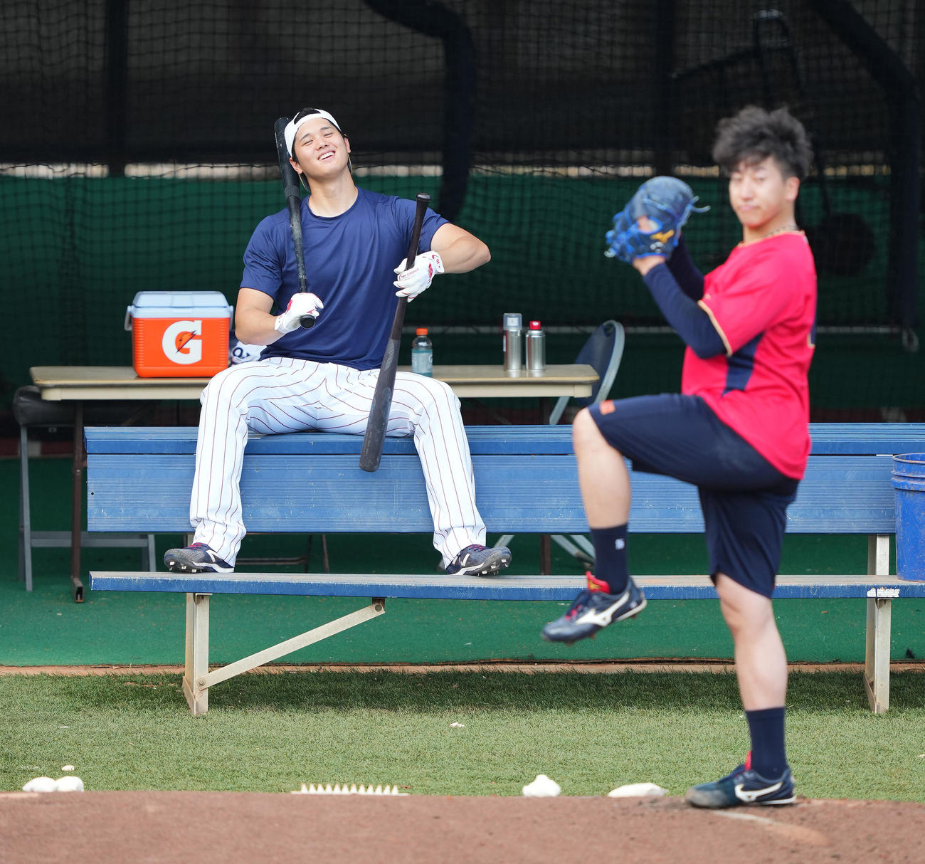 ブルペンで投球練習をする大勢（右）を前におどける大谷（撮影・菅敏）