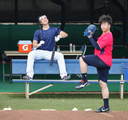 ブルペンで投球練習をする大勢(右)を前におどける大谷(撮影・菅敏)