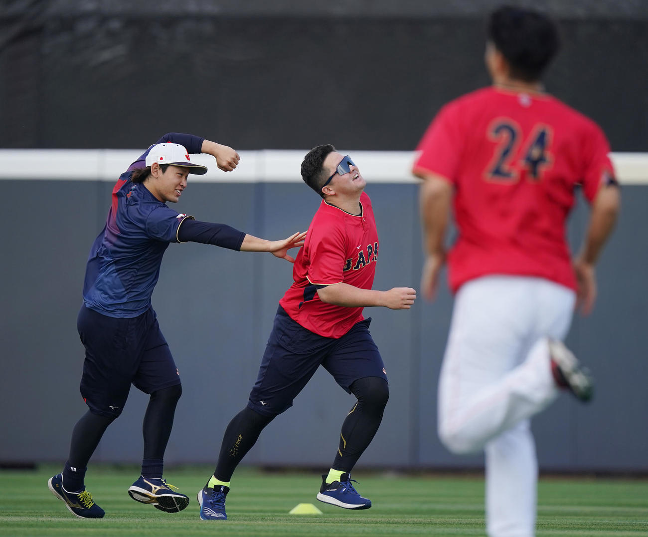 練習中、じゃれ合う宮城（左）と牧（撮影・垰建太）