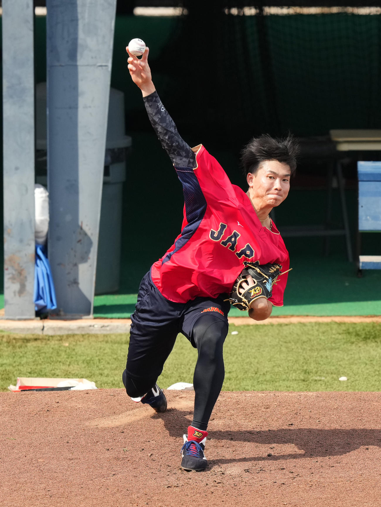 ブルペンで投球練習をする湯浅（撮影・菅敏）