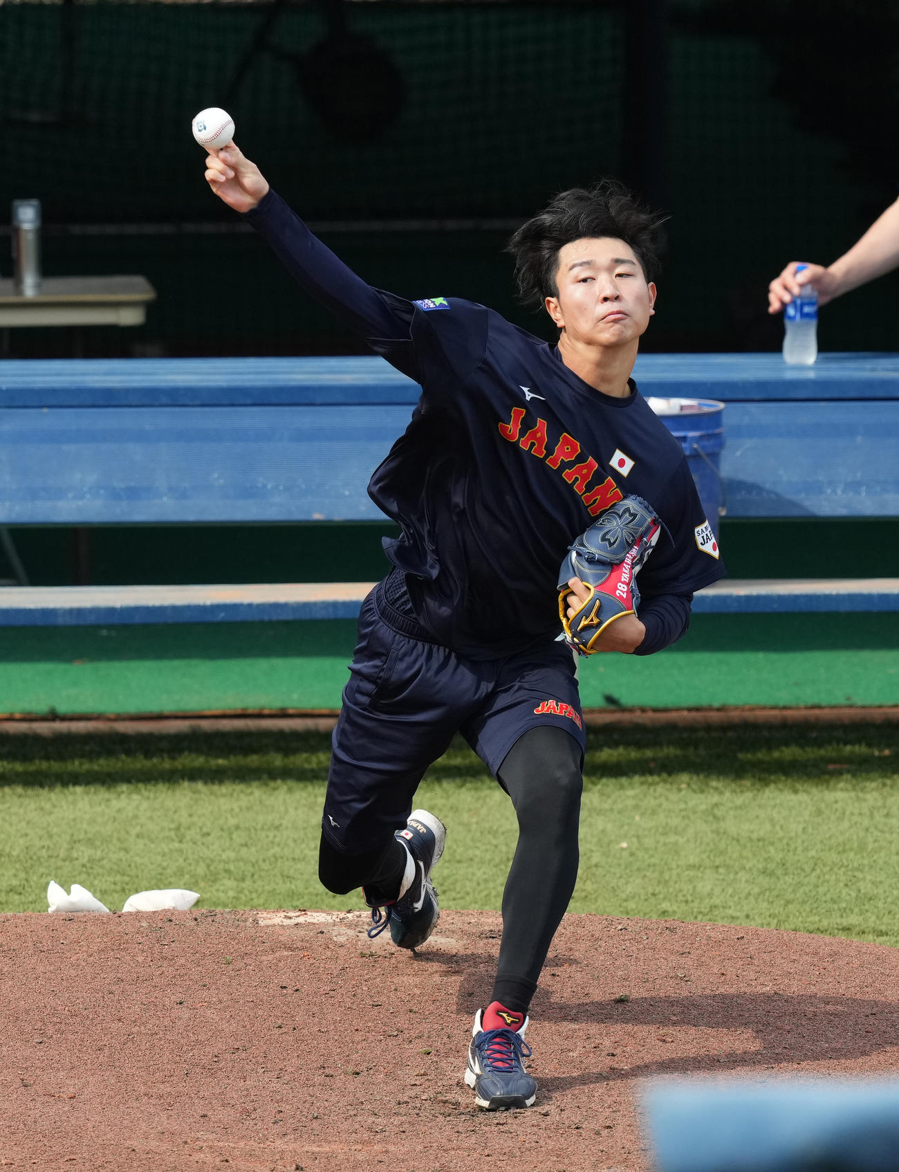 ブルペンで投球練習をする高橋宏（撮影・菅敏）