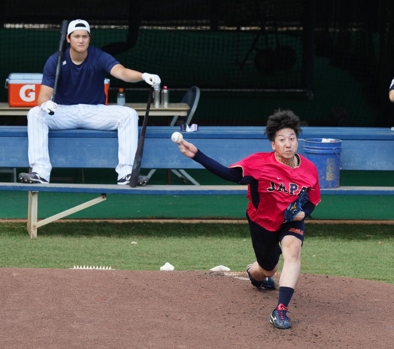 ブルペンで視線を送る大谷（奥）を背に投球練習をする大勢（撮影・菅敏）