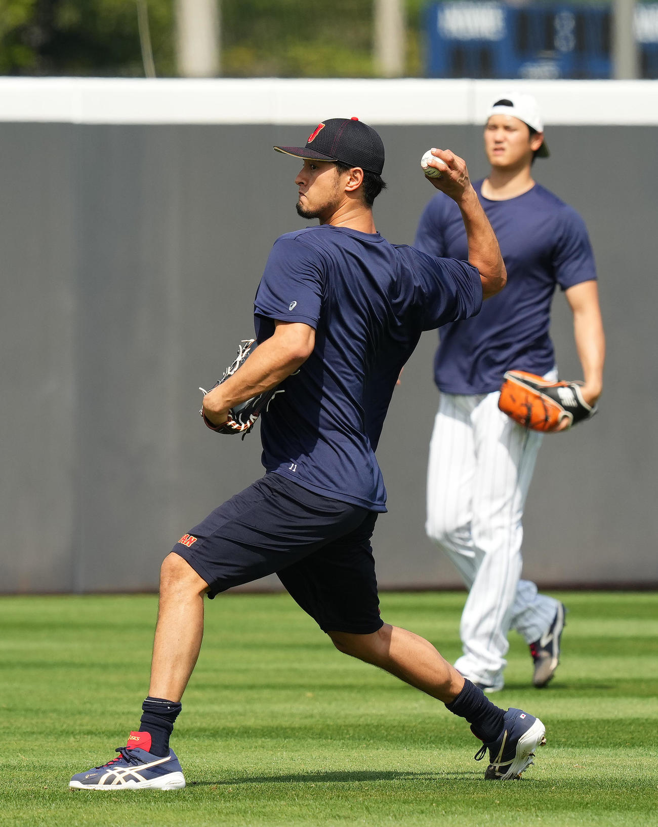 大谷（右）と並んでキャッチボールをするダルビッシュ（撮影・菅敏）