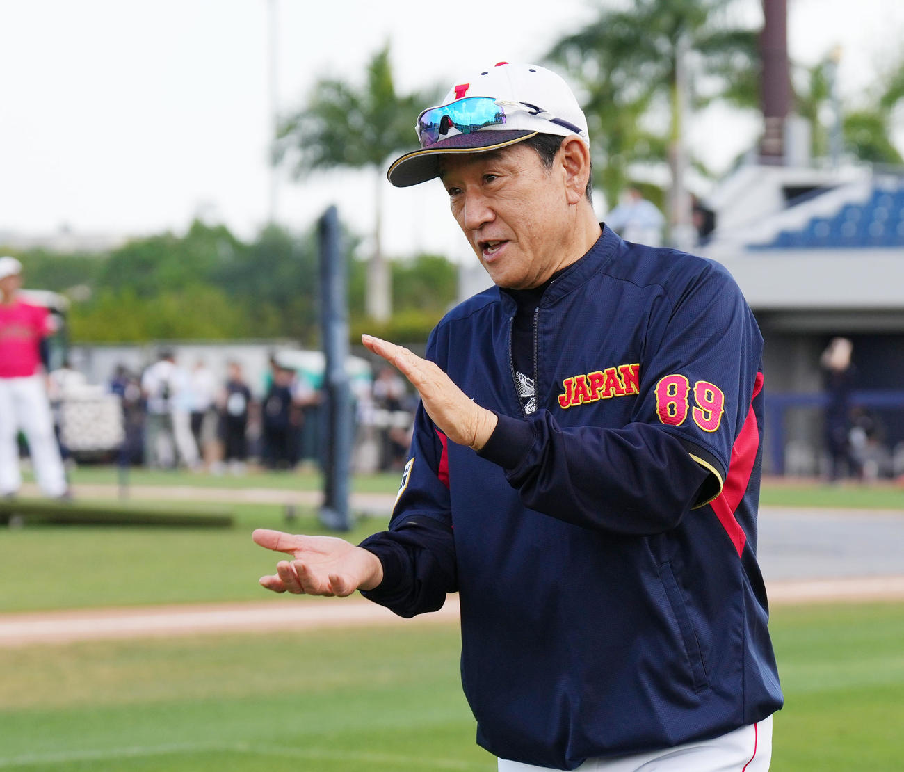 練習する選手に話しかける栗山監督（撮影・菅敏）