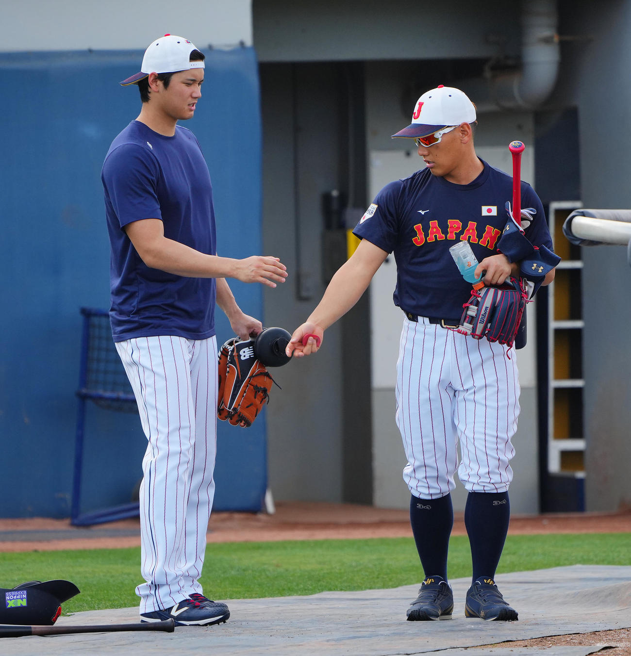 練習の合間に吉田（右）の腕をつかみ言葉を交わす大谷（撮影・垰建太）