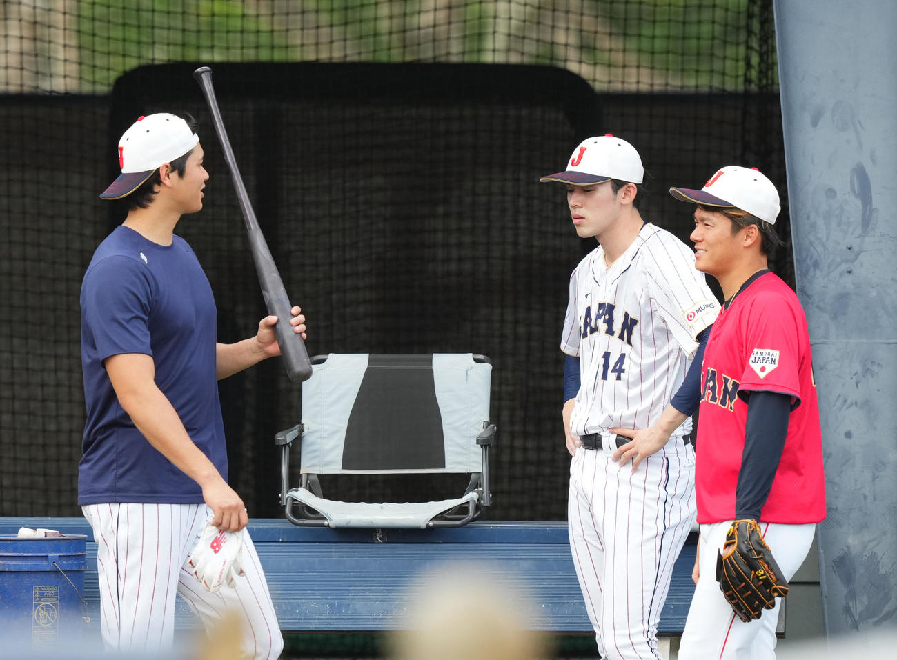 ブルペンでの投球練習を終えた山本（右）、佐々木（中央）に話しかける大谷（撮影・菅敏）