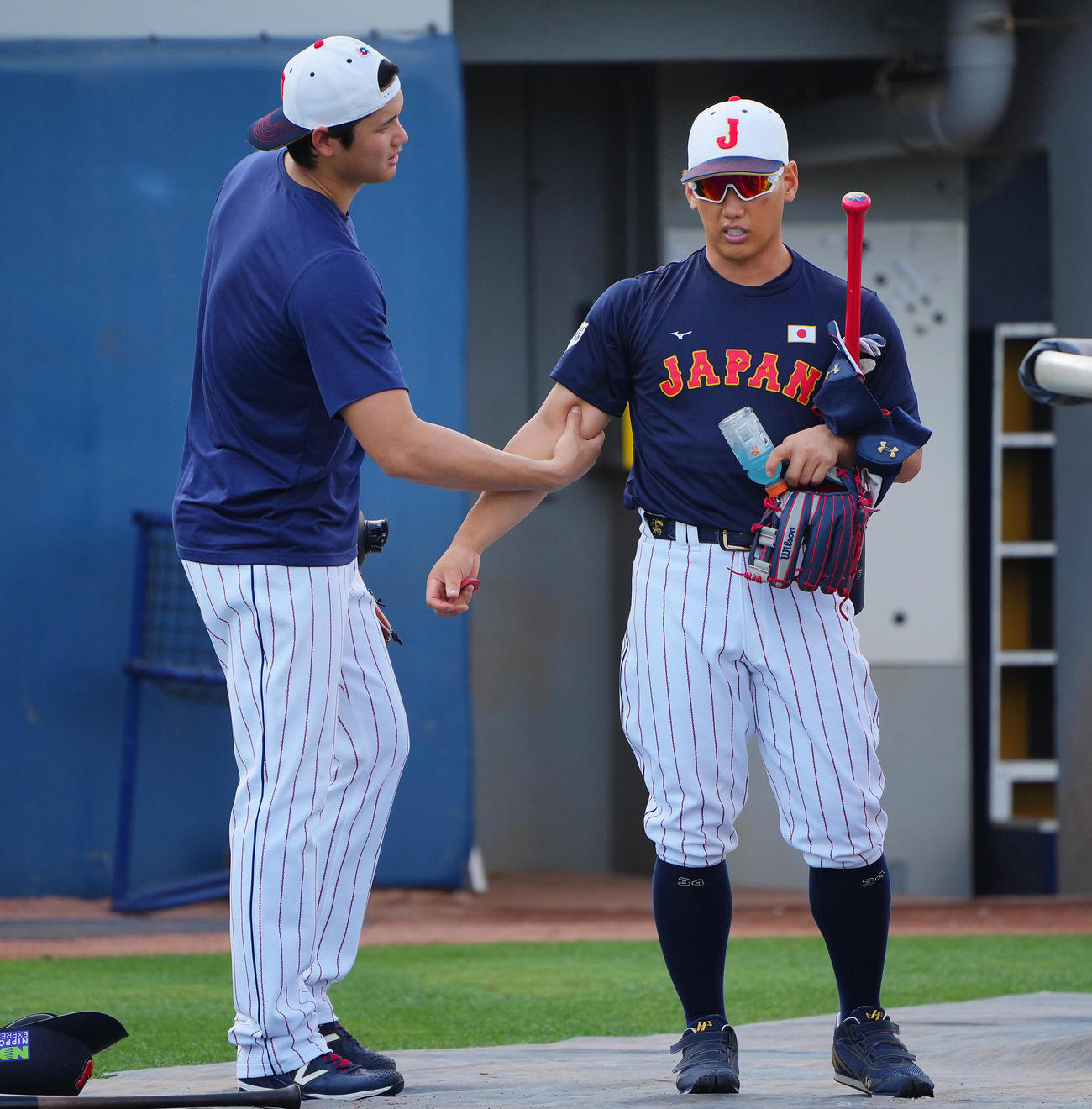練習の合間に吉田（右）の腕をつかみ言葉を交わす大谷（撮影・垰建太）