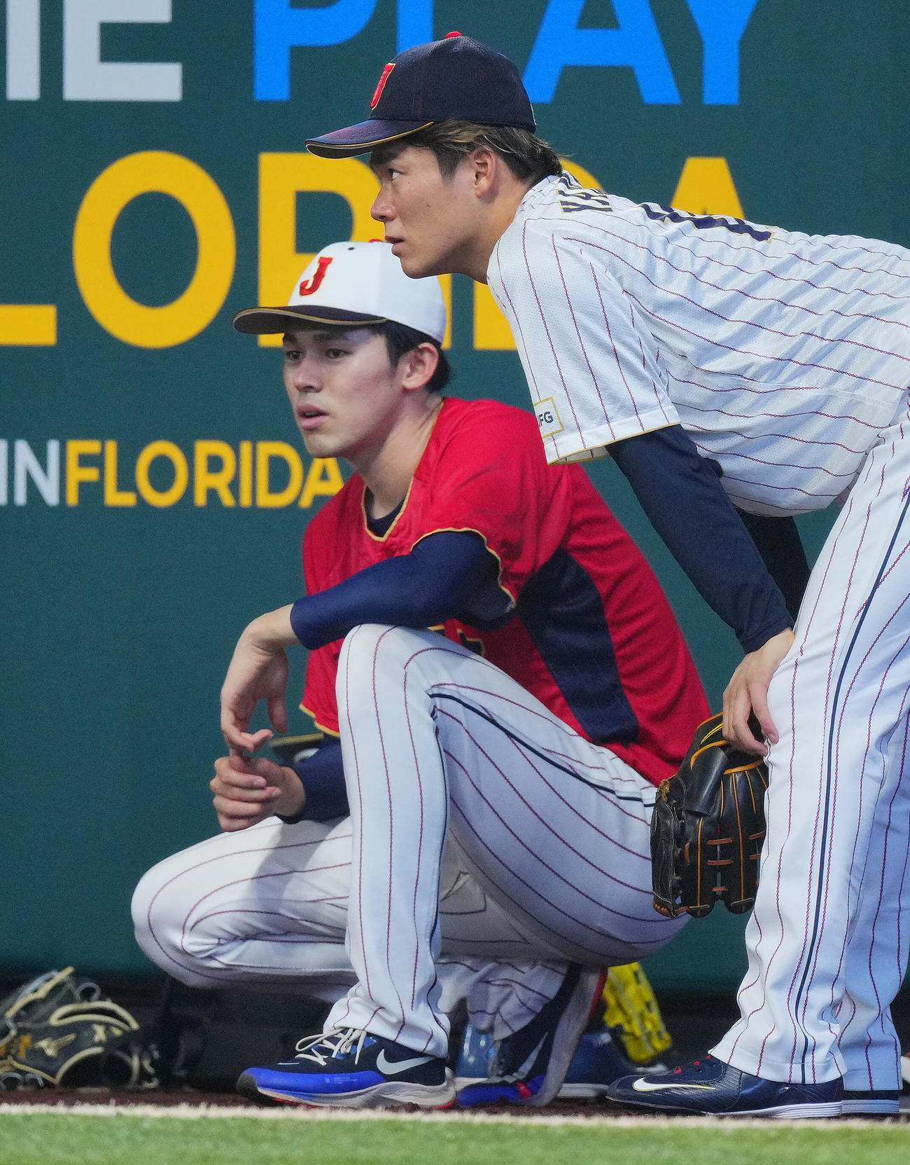 ローンデポパークの前日練習で言葉を交わす山本（右）と佐々木（撮影・垰建太）