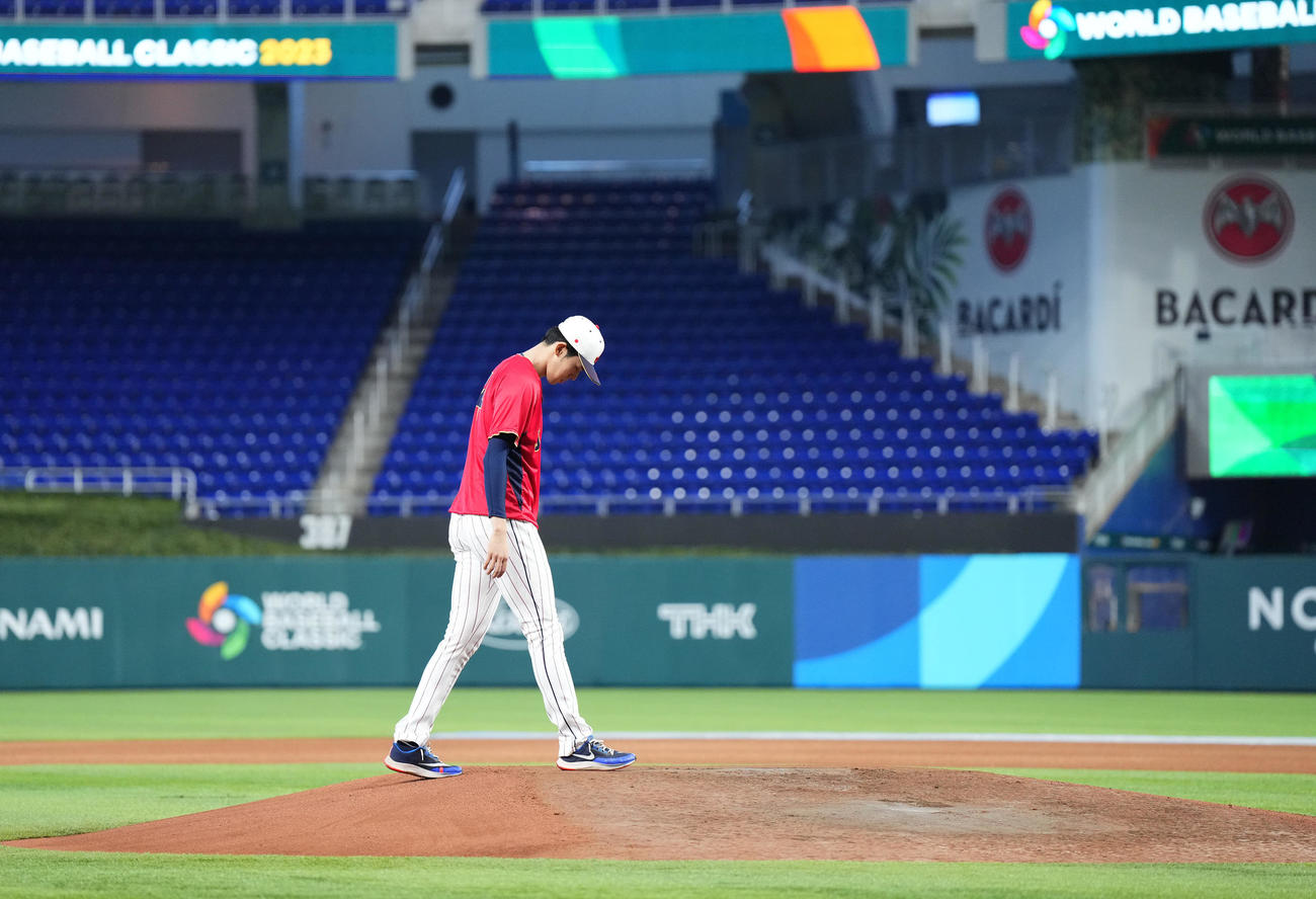 準決勝・決勝の舞台ローンデポパークのマウンドを確かめる佐々木（撮影・菅敏）