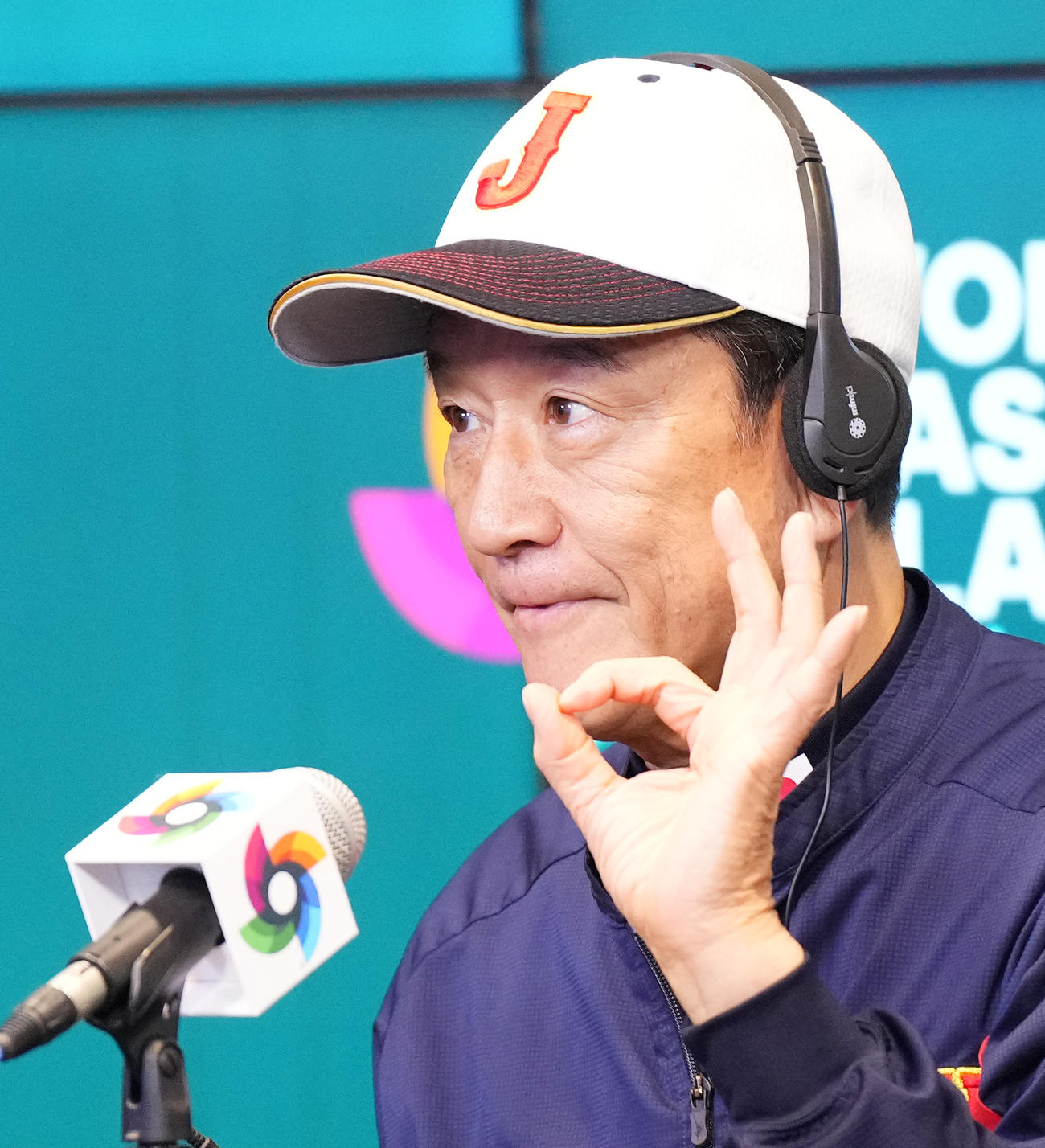 準決勝を翌日に控え、会見する栗山監督（撮影・菅敏）