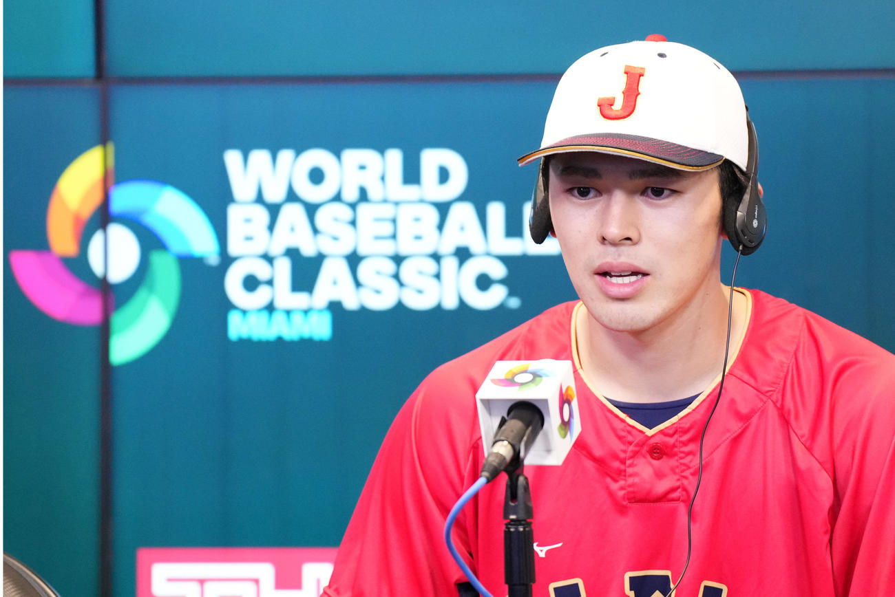 準決勝に先発する佐々木は、会見で記者の質問に答える（撮影・菅敏）