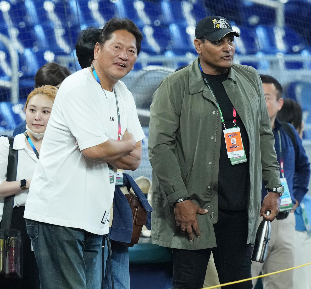 フィールドで談笑する佐々木氏（左）とデストラーデ氏（撮影・菅敏）