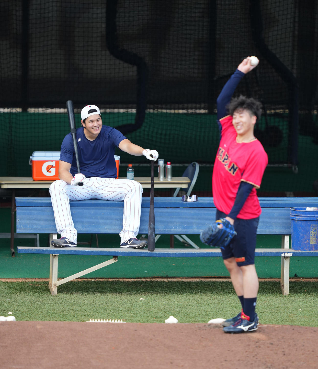 ブルペンで投球練習をする大勢（右）を前におどける大谷（撮影・菅敏）