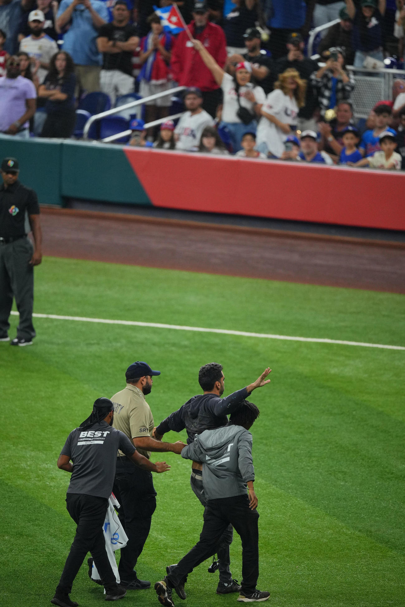 米国対キューバ　6回表、メッセージが書かれた旗を掲げた男がグラウンドに乱入する（撮影・垰建太）