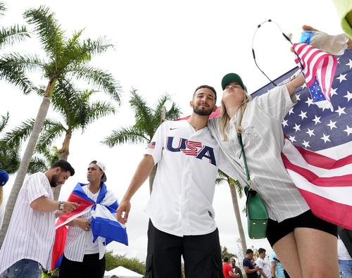 準決勝のキューバ―米国戦を前に盛り上がるファン＝マイアミ（共同）
