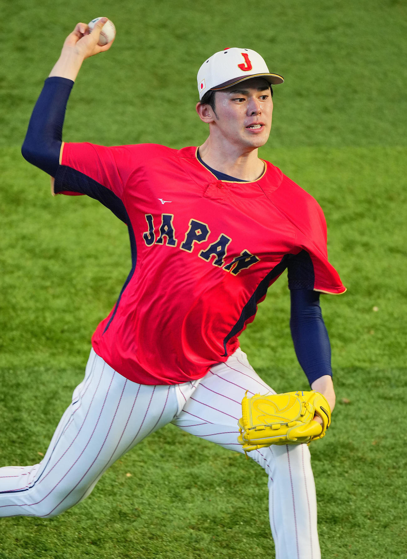 前日練習で投球練習する佐々木（撮影・垰建太）