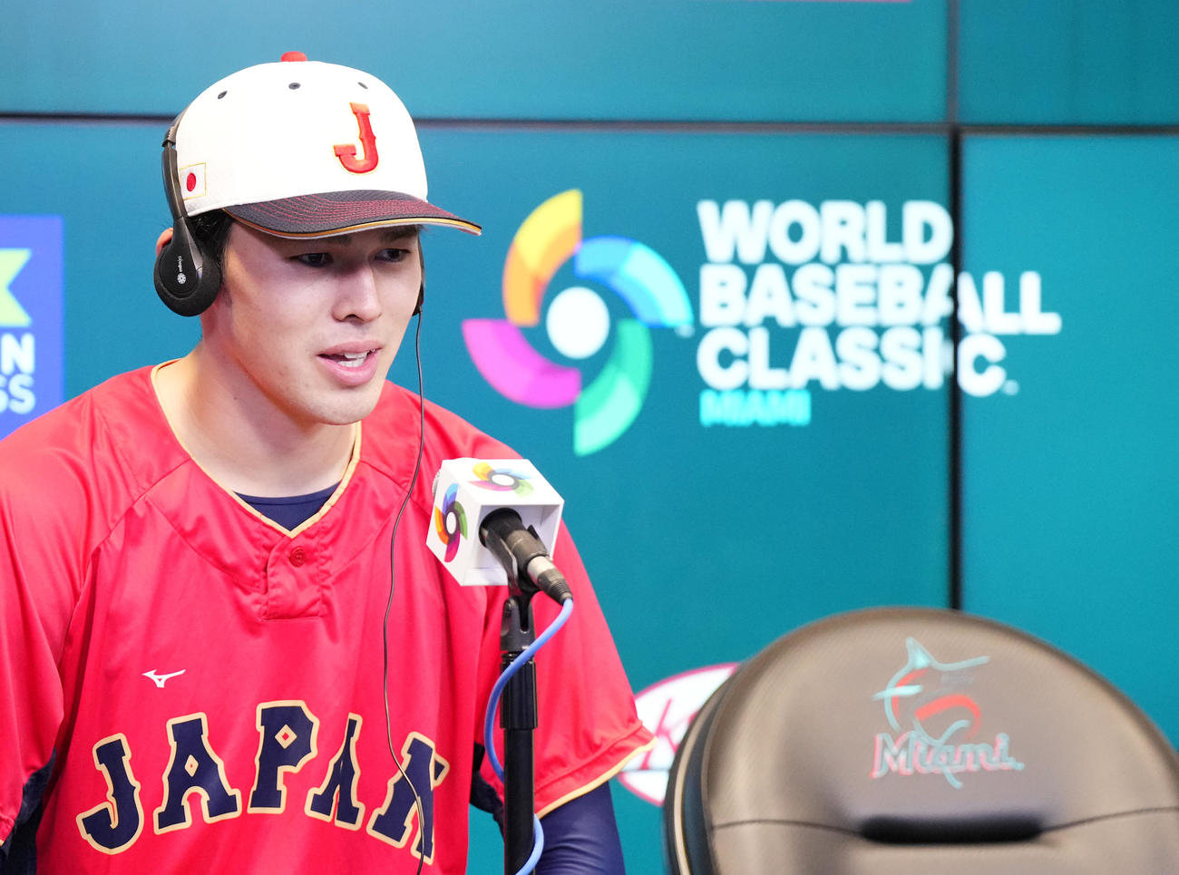 準決勝に先発する佐々木は、会見で記者の質問に答える（撮影・菅敏）