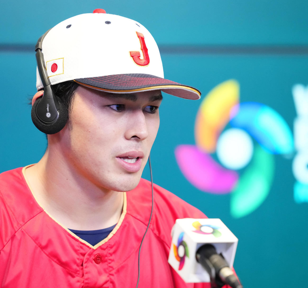 準決勝に先発する佐々木は、会見で記者の質問に答える（撮影・菅敏）