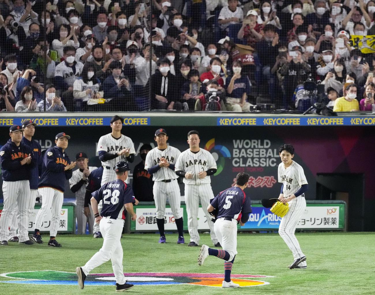 日本対チェコ　4回表チェコ2死一塁、佐々木は降板の際に死球を与えてしまった一塁走者エスカラ＜5＞に帽子を取って謝罪する（右端）