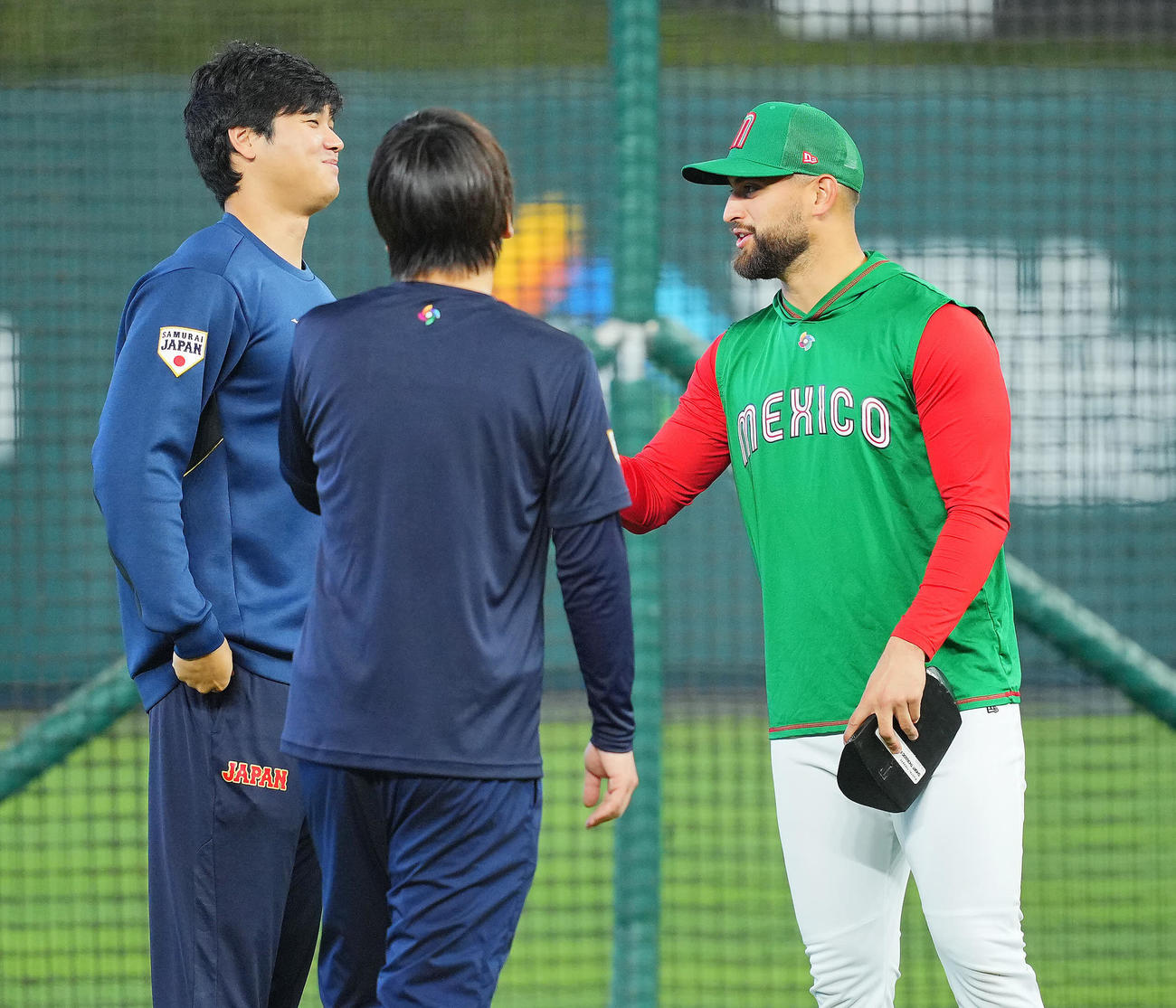 エンゼルスの同僚サンドバル（右）と談笑する大谷（撮影・垰建太）