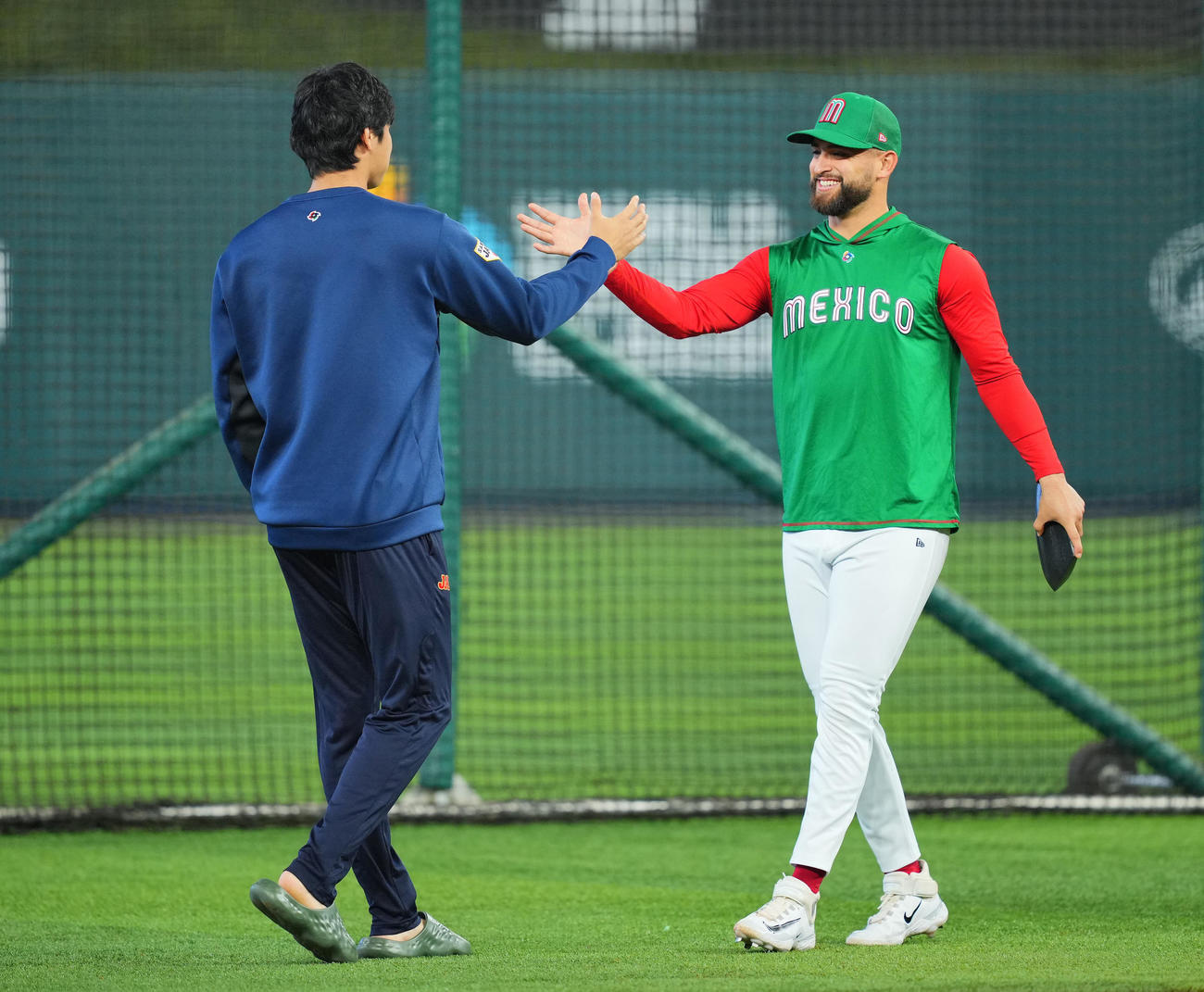 メキシコの練習前、エンゼルスの同僚サンドバル（右）は大谷と笑顔で握手を交わす（撮影・垰建太）