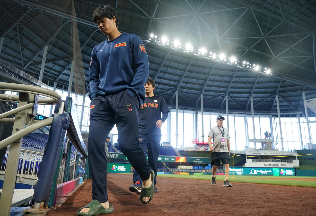 練習を終え引き揚げる大谷（撮影・垰建太）