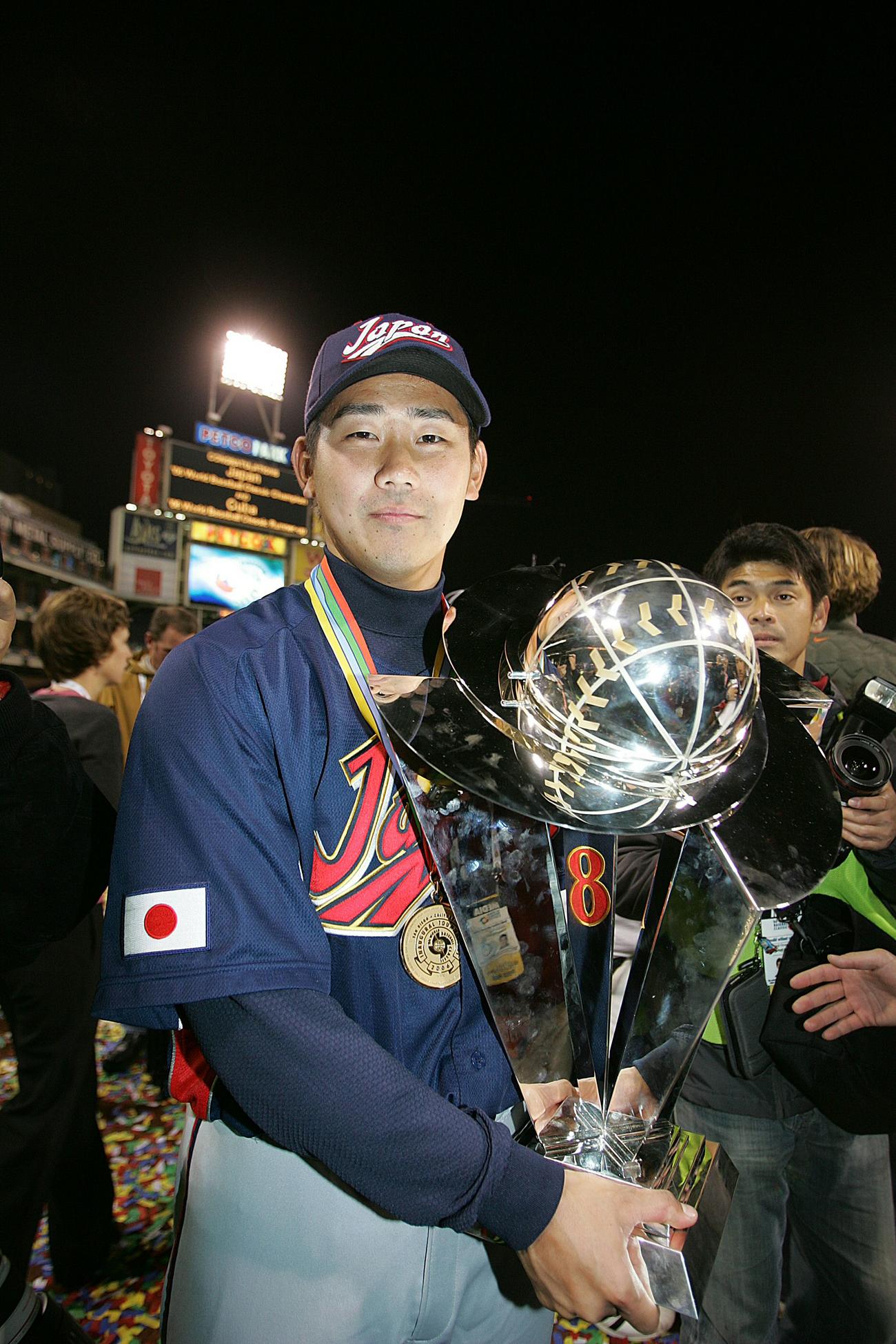 第１回WBC決勝　優勝トロフィーを手にする松坂大輔（2006年3月撮影）