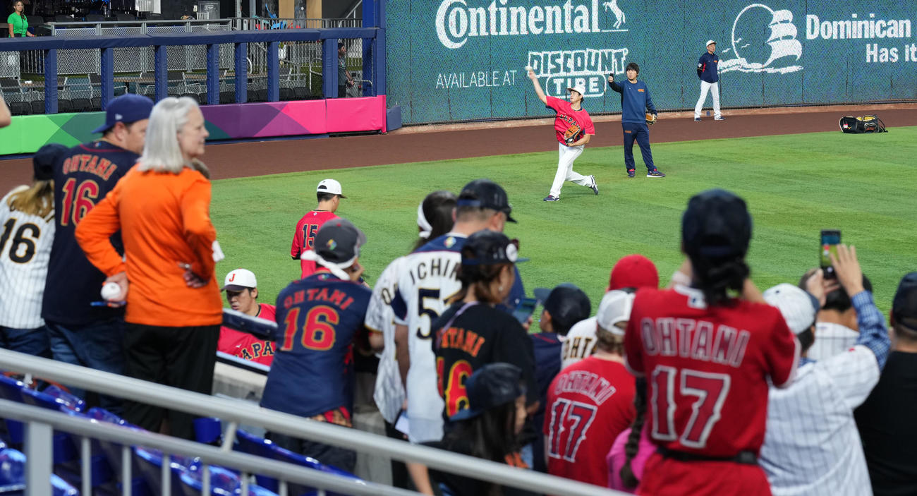 日本対メキシコ　試合前、ファンの視線を受けながらキャッチボールをする大谷（奥）（撮影・菅敏）