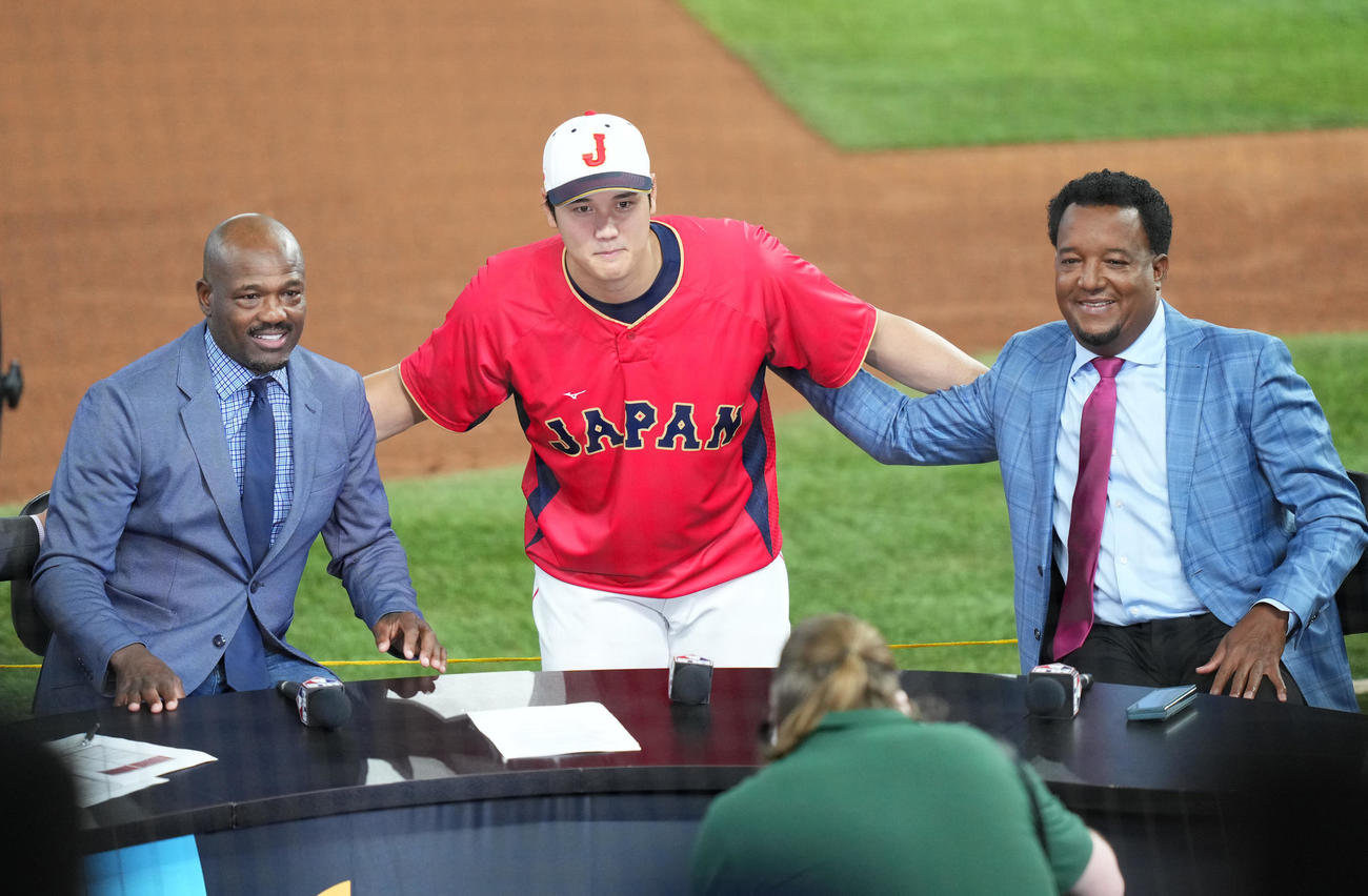 日本対メキシコ　試合前、レイノルズ（左）とマルティネス（右）と記念写真に納まる大谷（撮影・菅敏）