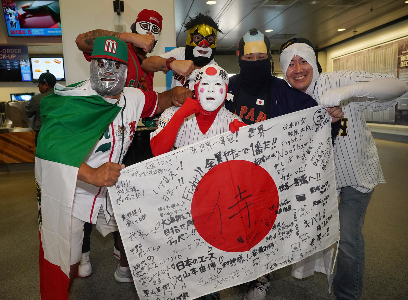 日本対メキシコ　試合前、交流する日本とメキシコのファン（撮影・垰建太）