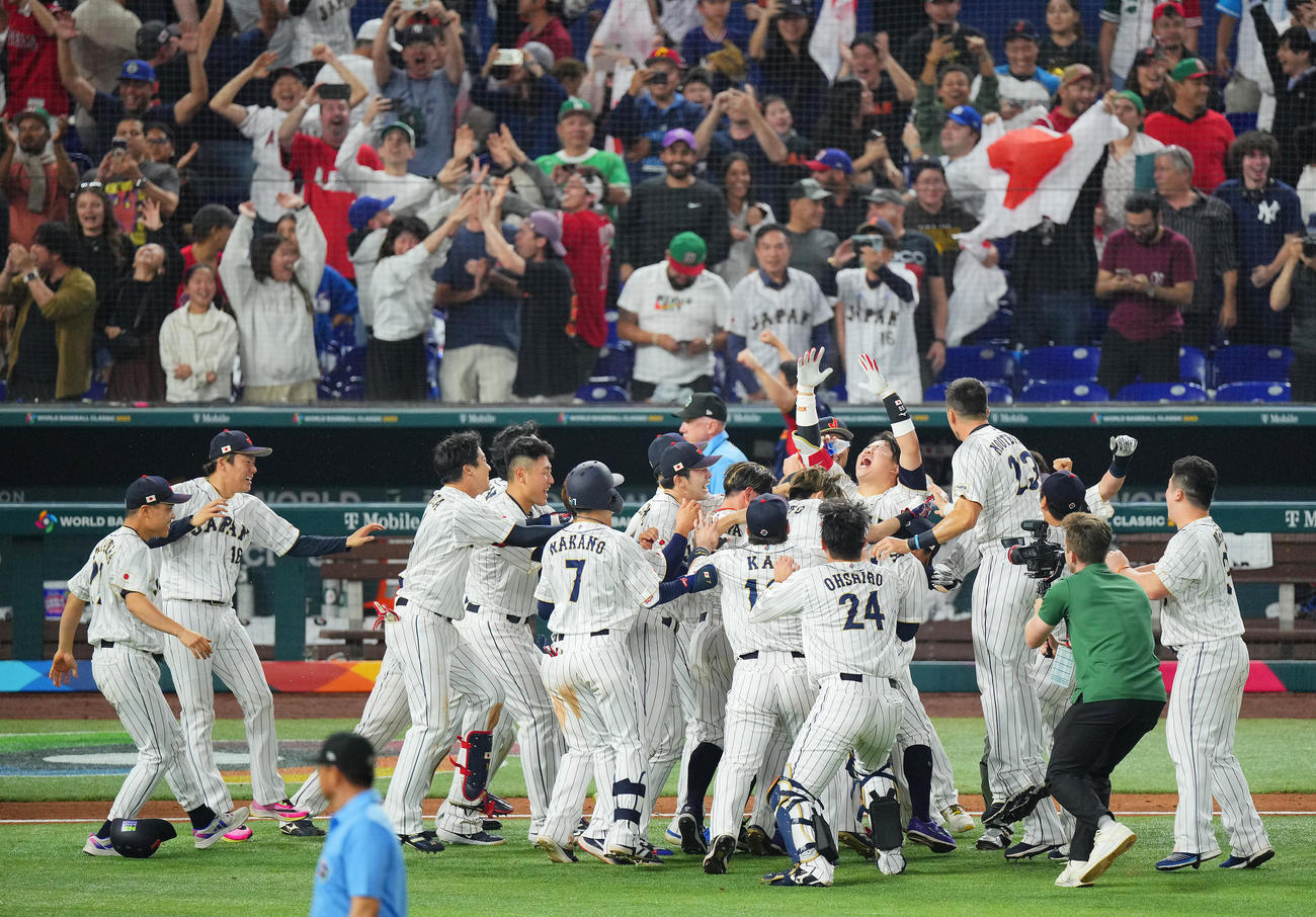 日本対メキシコ　9回裏日本無死一塁、サヨナラ適時二塁打を放った村上（右から4人目）はチームメートの祝福を受けながら歓喜のガッツポーズ（撮影・垰建太）