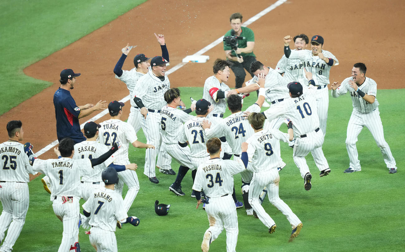 日本対メキシコ　9回裏日本無死一、二塁、サヨナラの逆転2点適時打二塁打を放ち、歓喜の輪の中で雄たけびを上げる村上（中央）（撮影・菅敏）