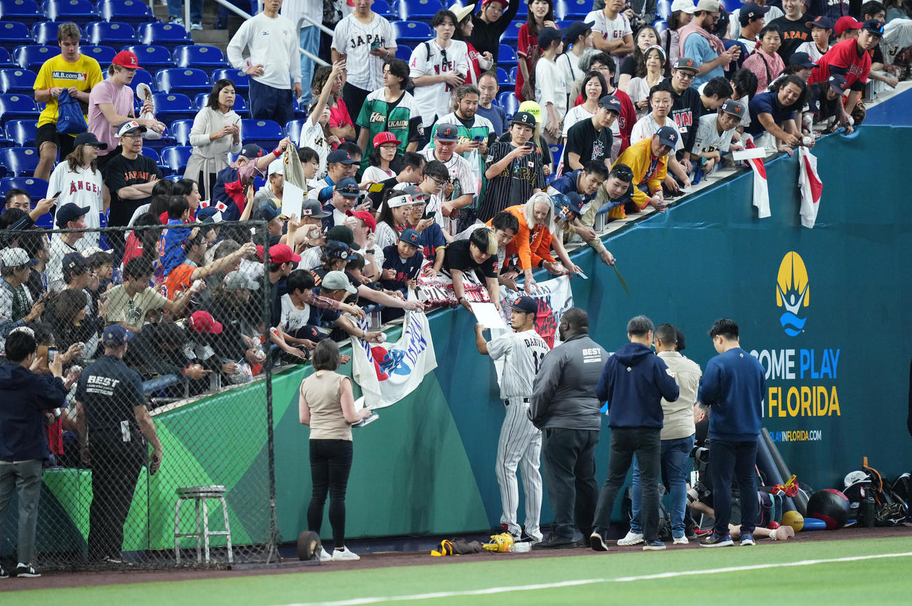 日本対メキシコ　試合前、ファンにサインをするダルビッシュ（中央）（撮影・菅敏）