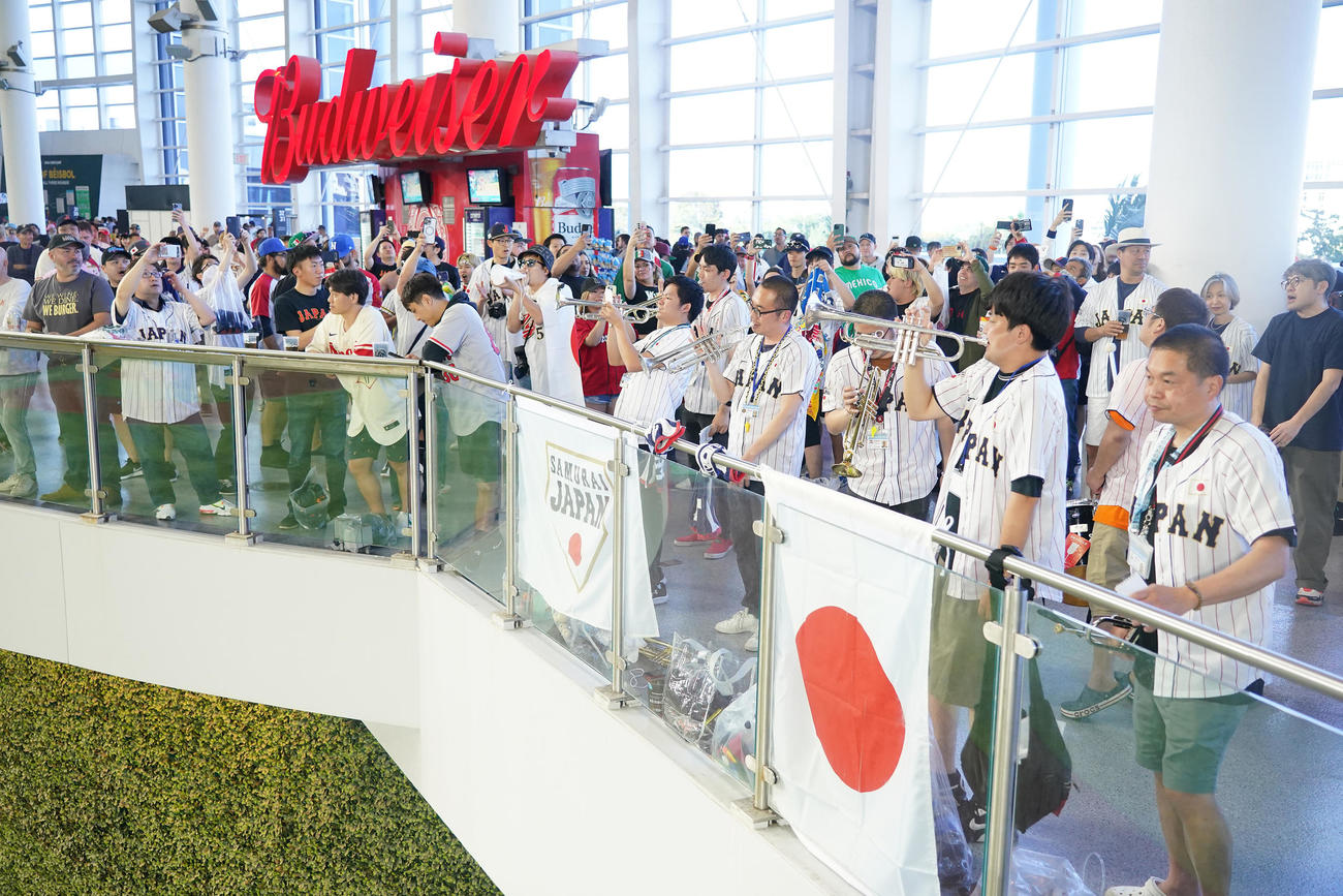 日本対メキシコ　試合前、トランペットの応援で盛り上がる日本応援団（撮影・垰建太）