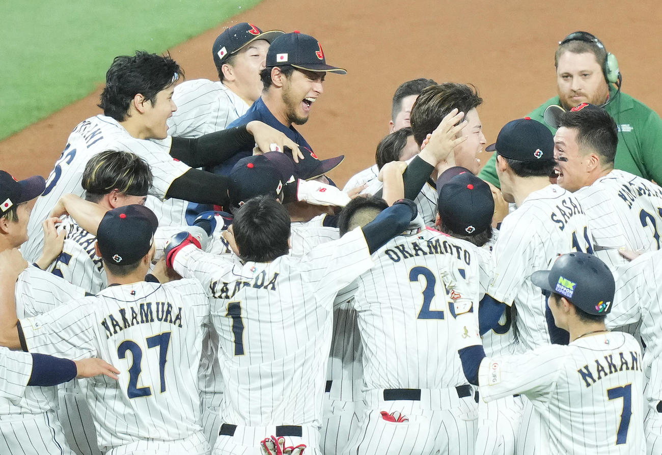 日本対メキシコ　9回裏日本無死一、二塁、村上（右から3人目）の逆転の2点適時二塁打でサヨナラ勝ちをし、喜びを爆発させる大谷（左端）とダルビッシュ（中央左）（撮影・菅敏）