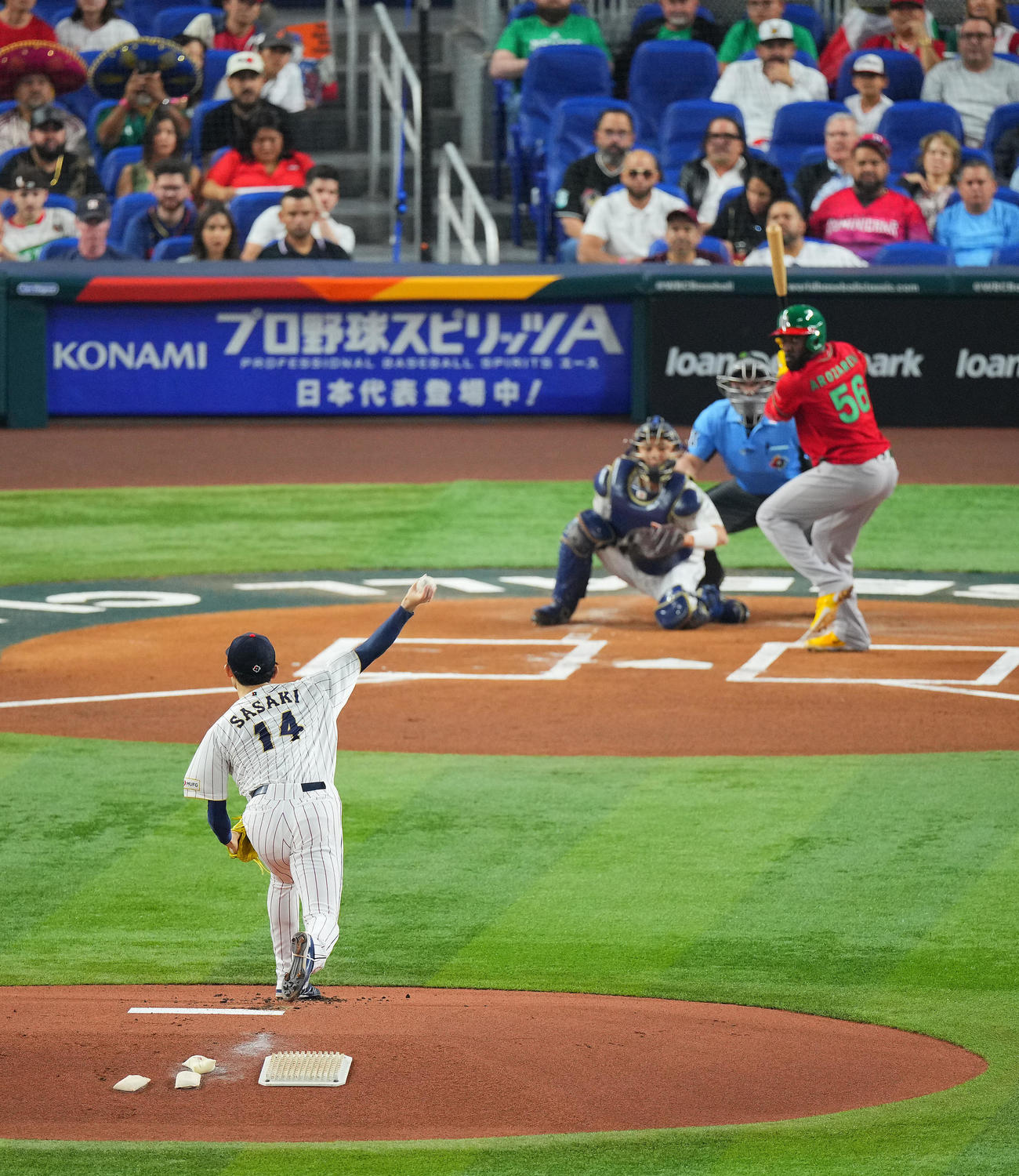 日本対メキシコ　初球を投じる日本先発の佐々木（撮影・垰建太）