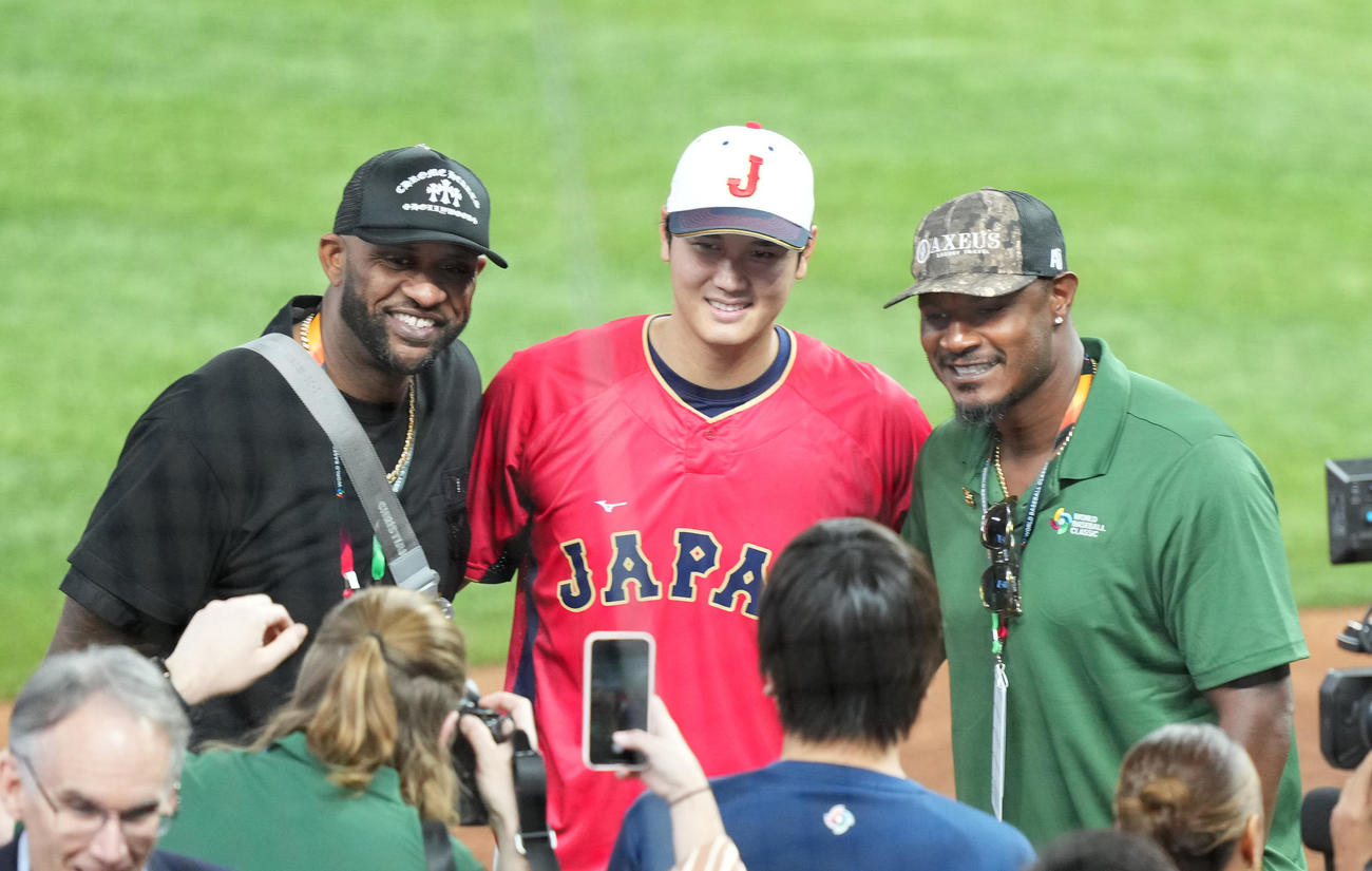 日本対メキシコ　試合前、ジョーンズ（右）とサバシア（左）と記念撮影に納まる大谷（撮影・菅敏）