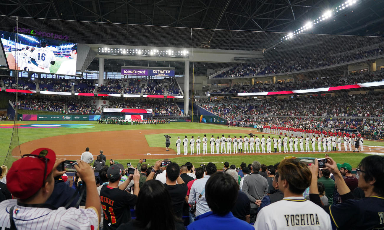 日本対メキシコ　試合前のセレモニーでフィールドに整列し、君が代を斉唱する選手たち（撮影・菅敏）