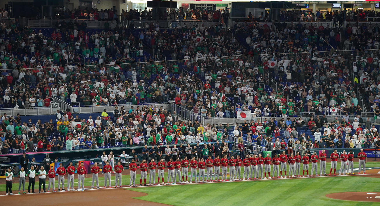 日本対メキシコ　試合前、整列するメキシコの選手たち（撮影・垰建太）