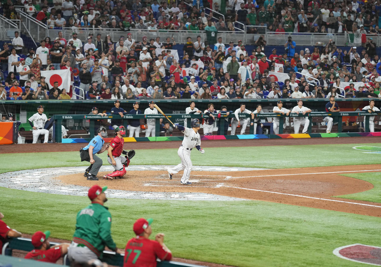 日本対メキシコ　7回裏日本2死一、二塁、右越えに同点の3点本塁打を放つ吉田（撮影・菅敏）