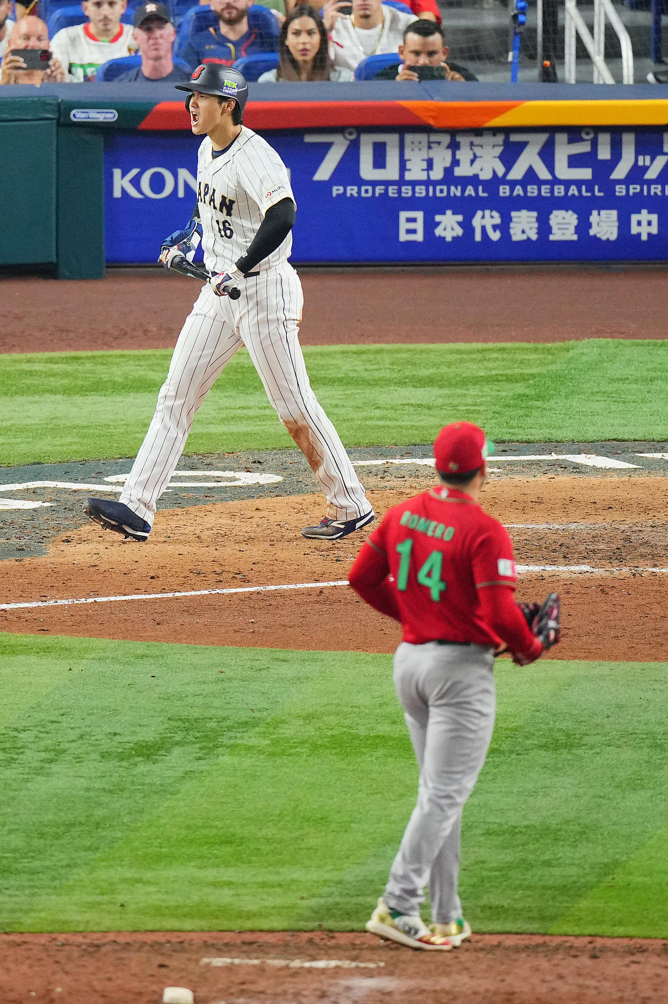 日本対メキシコ　7回裏日本2死一塁、四球を選ぶ大谷。投手本塁打を放つロメロ（撮影・垰建太）
