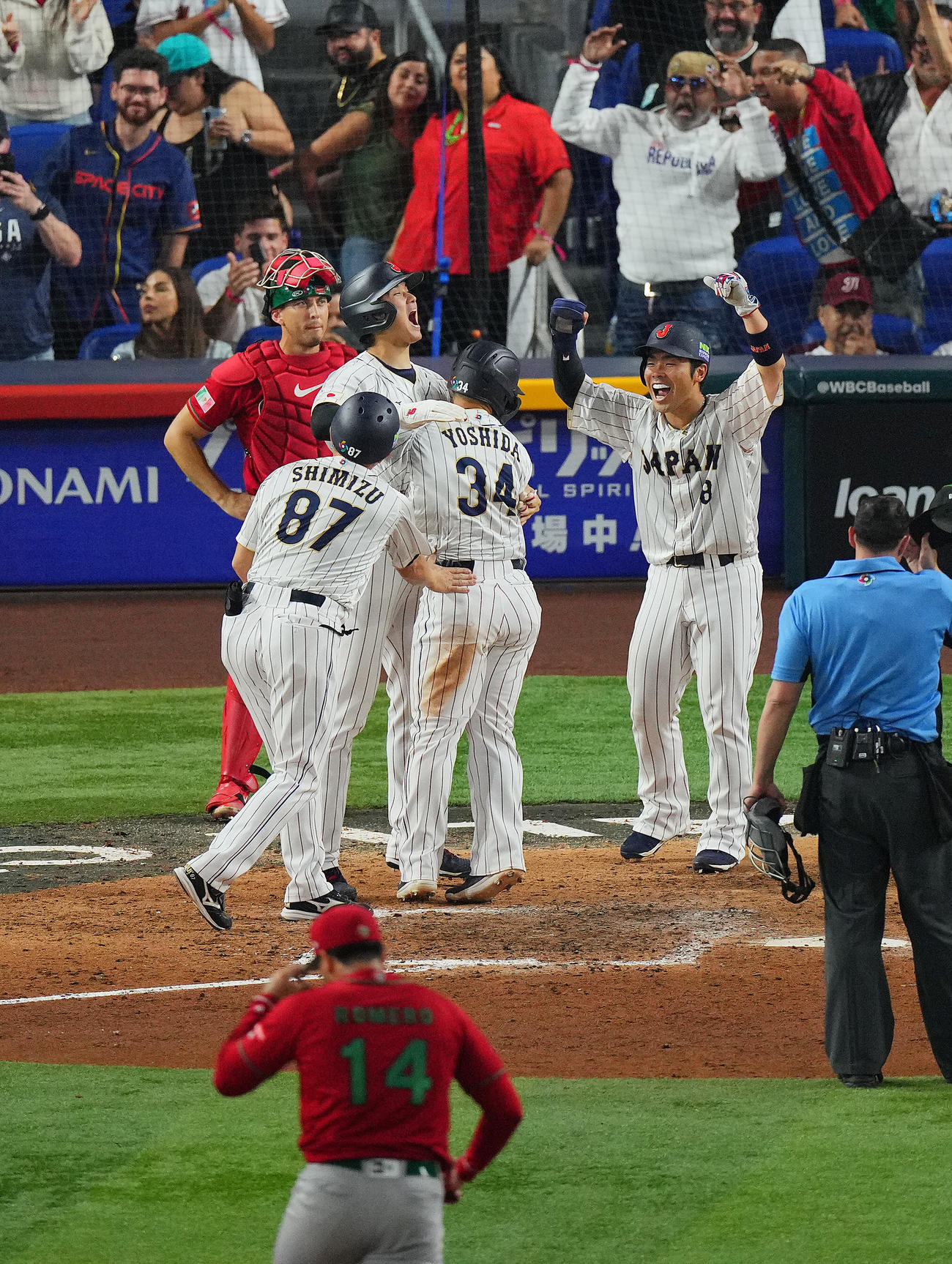 日本対メキシコ　7回裏日本2死一、二塁、3点本塁打を放った吉田（34番）を出迎える大谷（中央）、近藤（右）（撮影・垰建太）