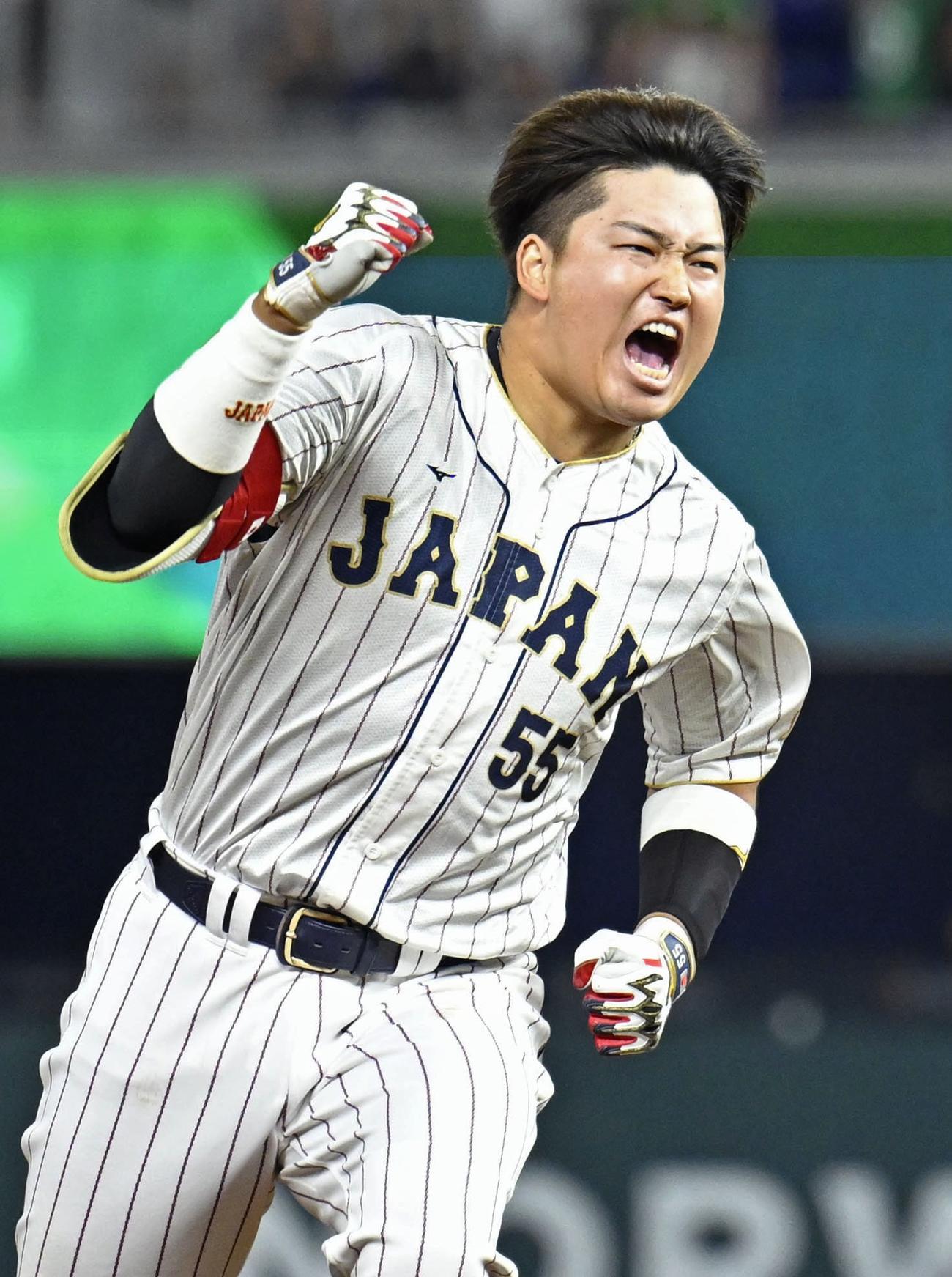 9回、逆転サヨナラとなる2点二塁打を放ち、ガッツポーズの村上宗隆（共同）