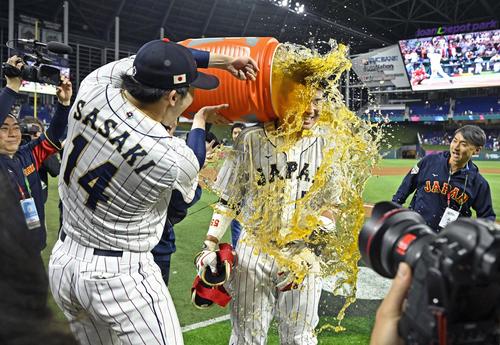 WBC】村上宗隆ビチョビチョ、ウオーターシャワー＆水バケツ攻撃
