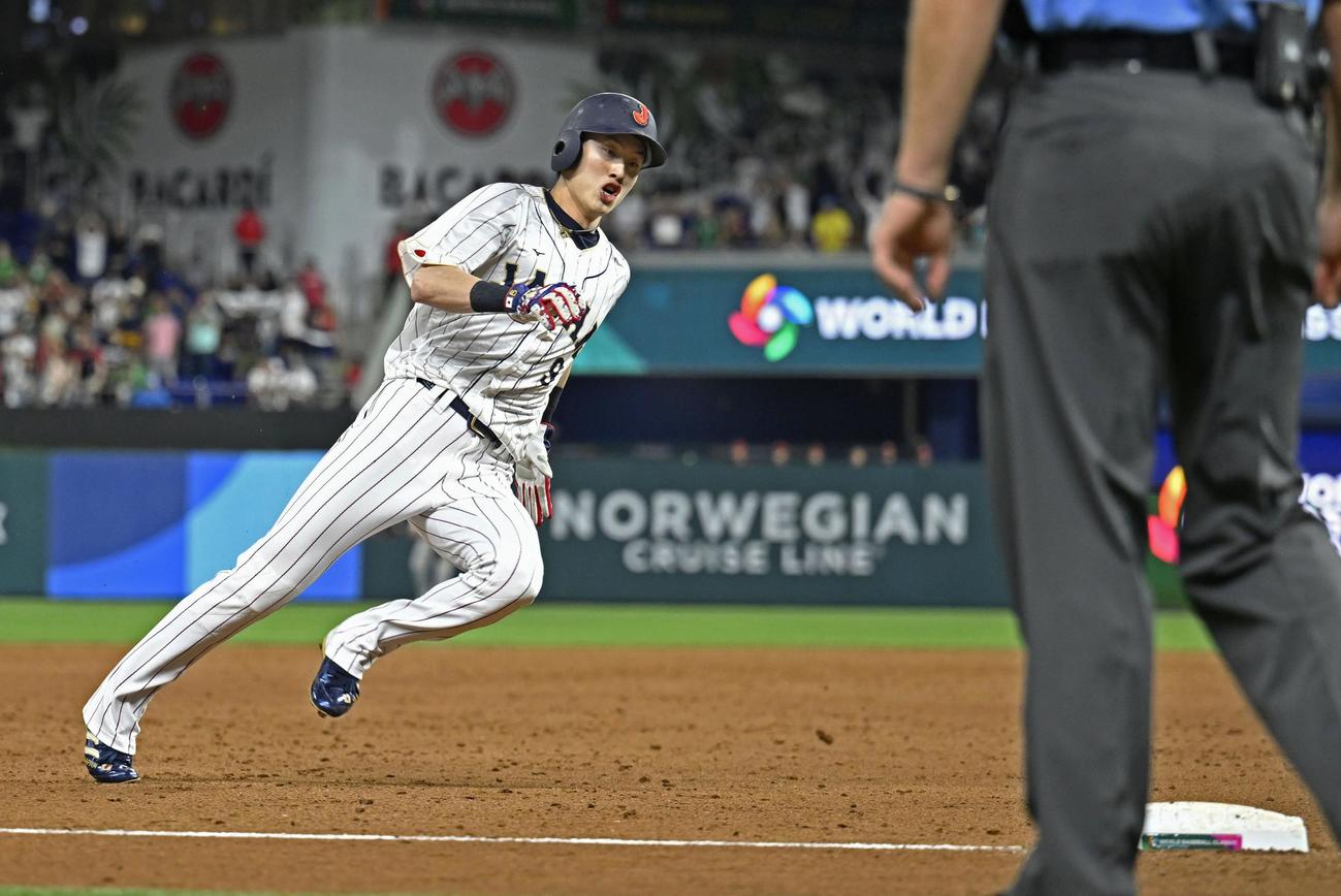 日本対メキシコ　9回日本無死一、二塁、村上の二塁打で本塁を目指す代走の一走周東。サヨナラの生還を果たした（共同）