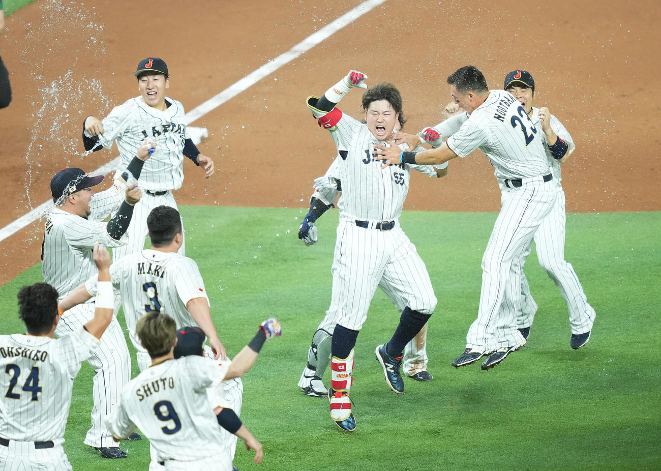日本対メキシコ　9回裏日本無死一、二塁、サヨナラの逆転2点適時打二塁打を放ち、歓喜の輪の中で雄たけびを上げる村上（右から3人目）（撮影・菅敏）